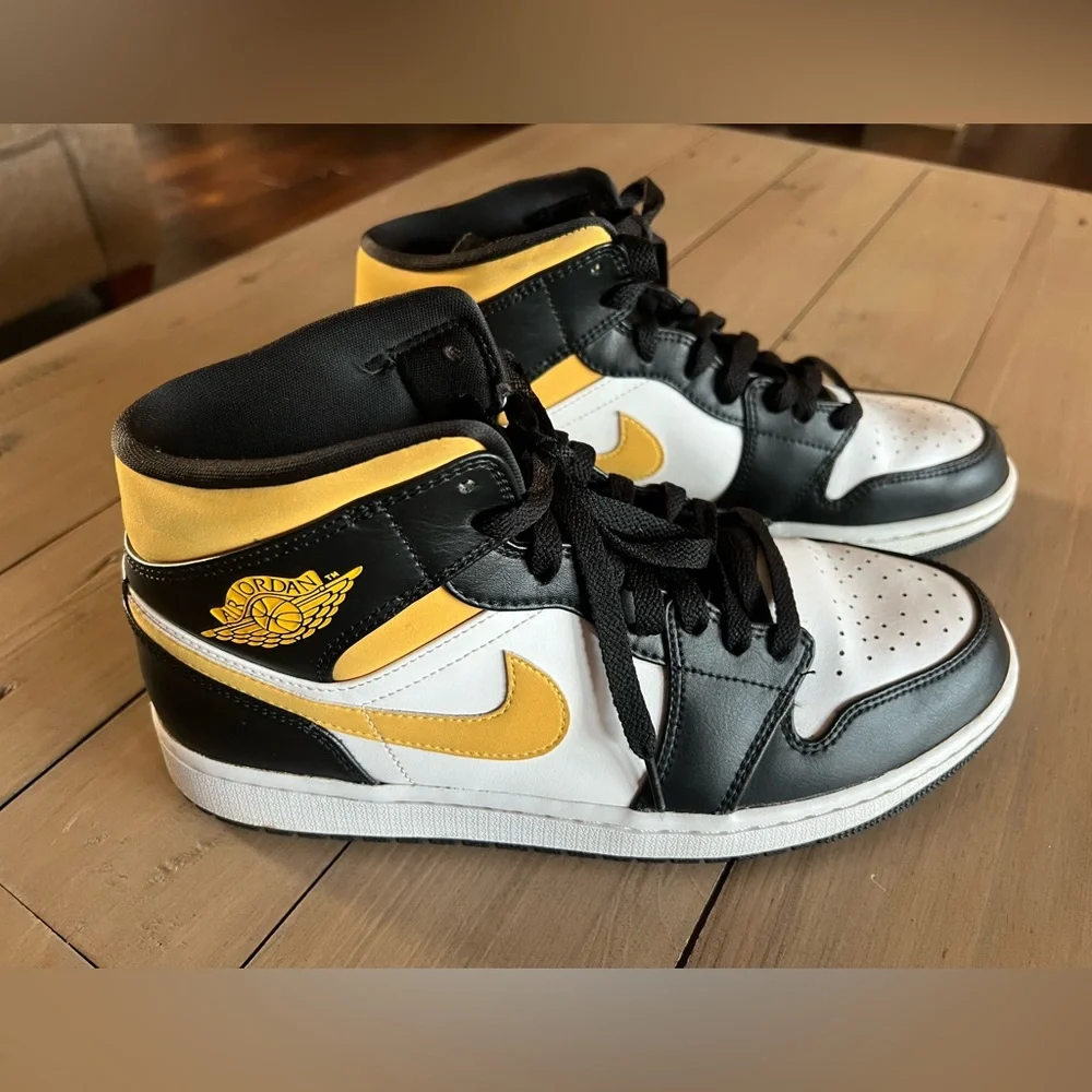 Air Jordan’s mids 1 white pollen BLK university Gold Sneakers Size 9.5